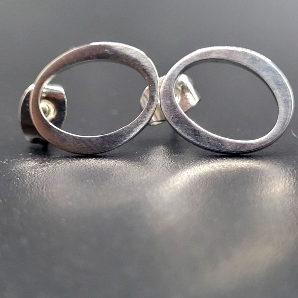 Classic silver oval stud earrings by Dazzling Rock.